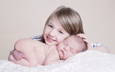 Newborn photos – getting the best from older siblings