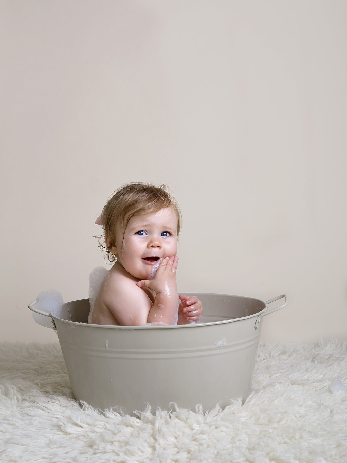 little girl in bubble bath by cake smash photography Winchester