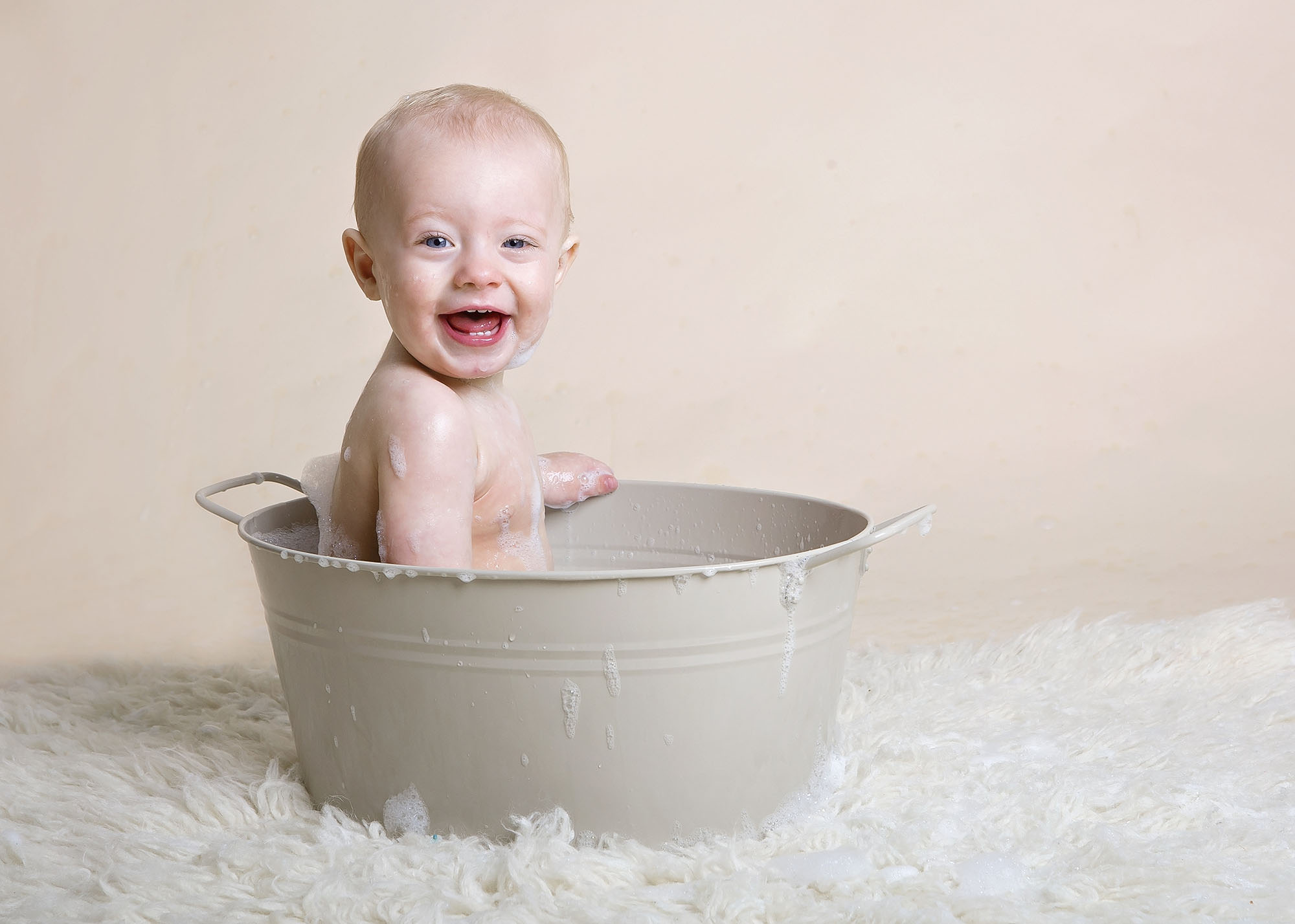 little boy in tin bath by cake smash photographer Winchester