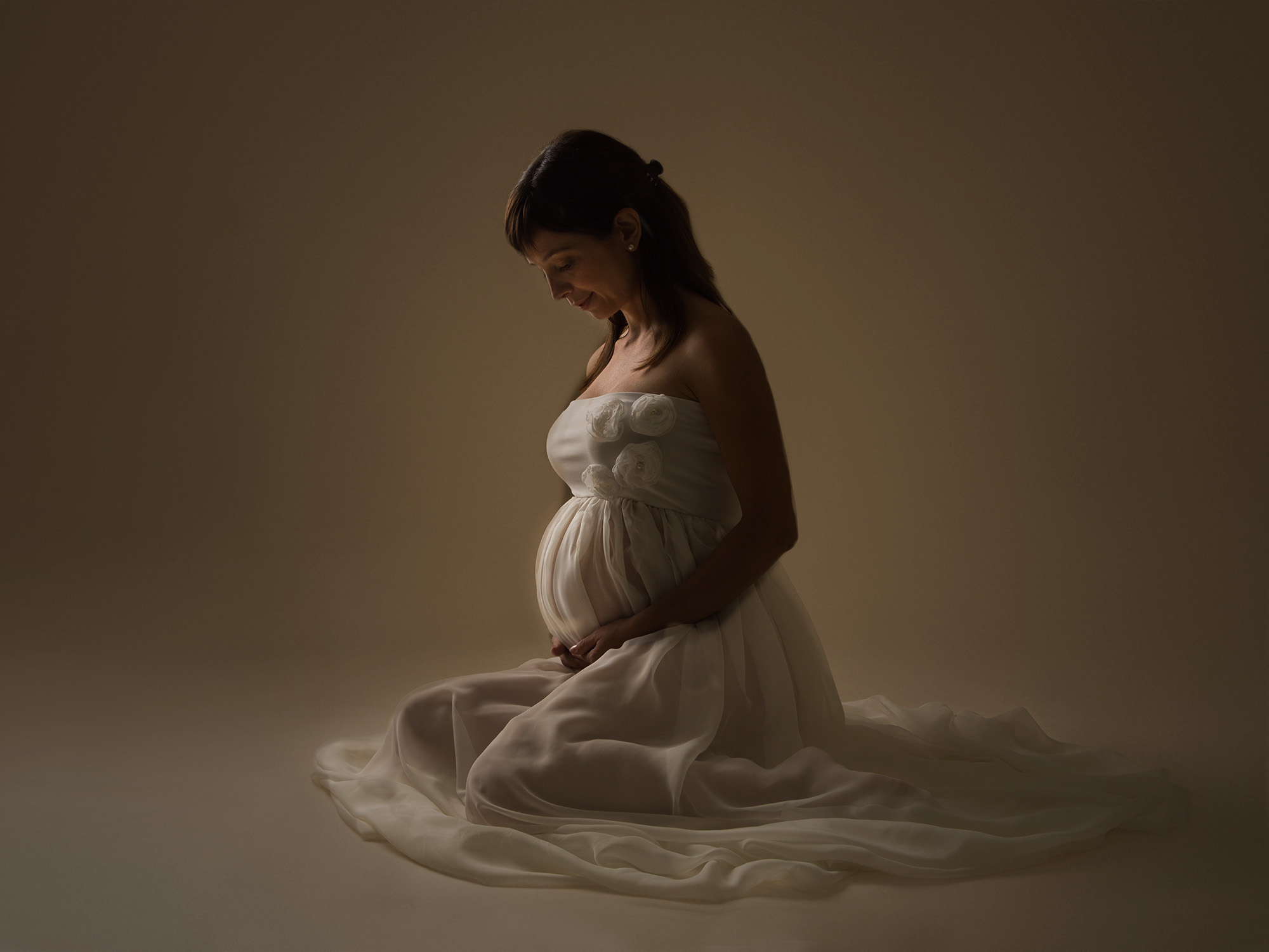 Silhouette maternity photo by maternity photographer Hampshire