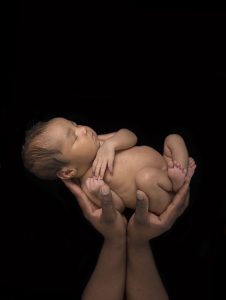 newborn baby in dads hands