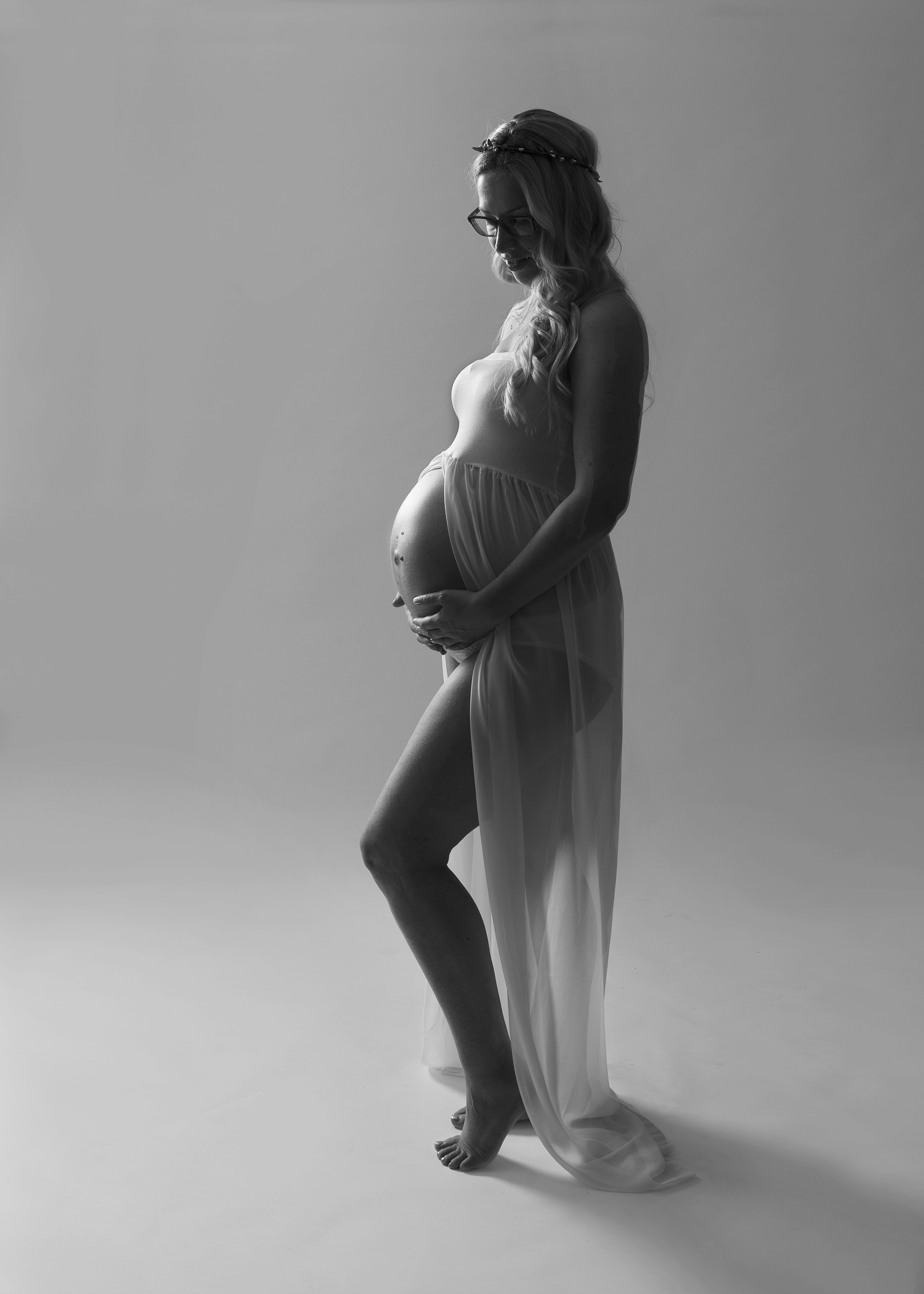 silhouette of pregnant lady by maternity photographer Winchester