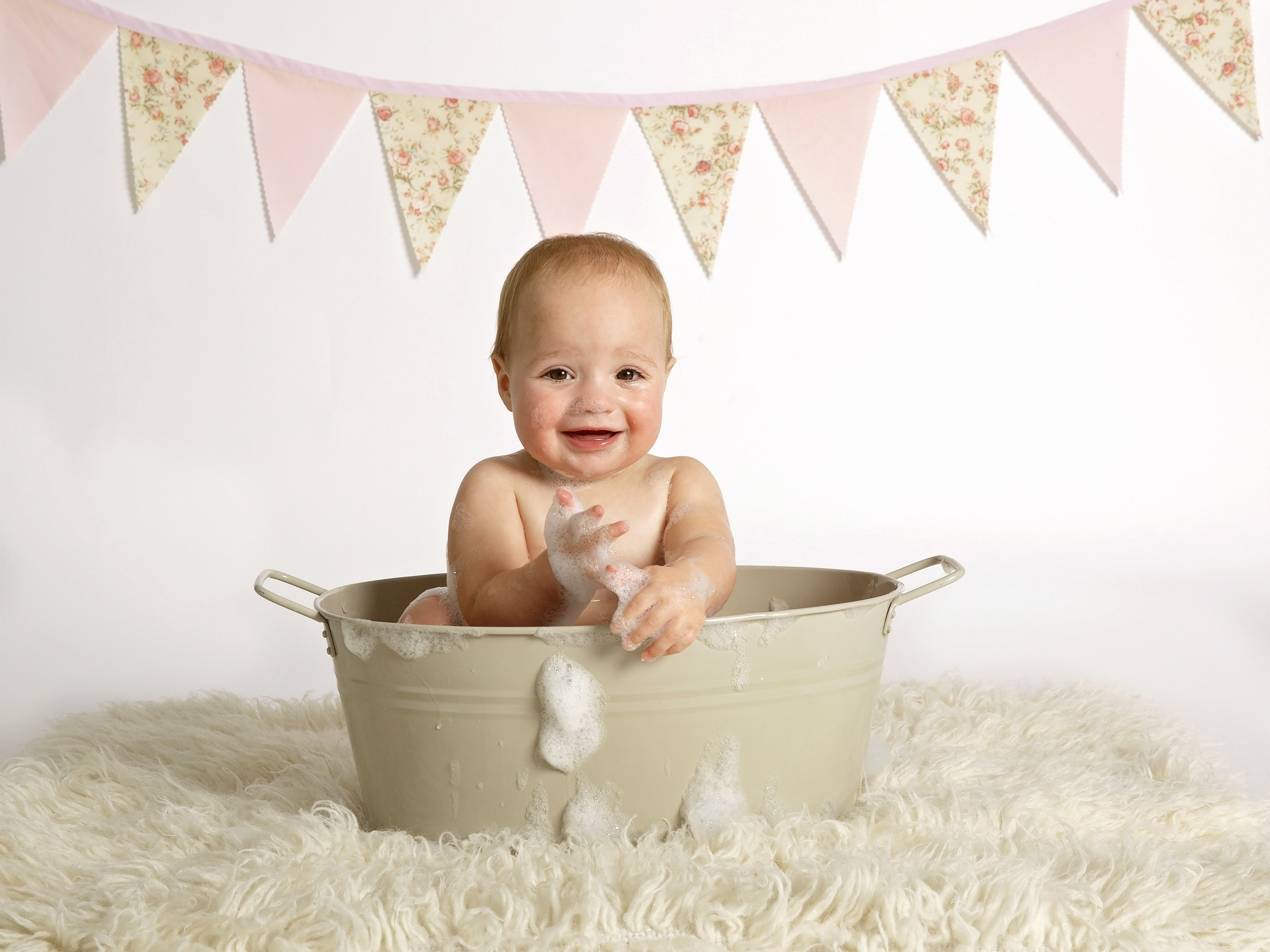 baby in tin bath from Winchester Cake smash photographer in Hampshire