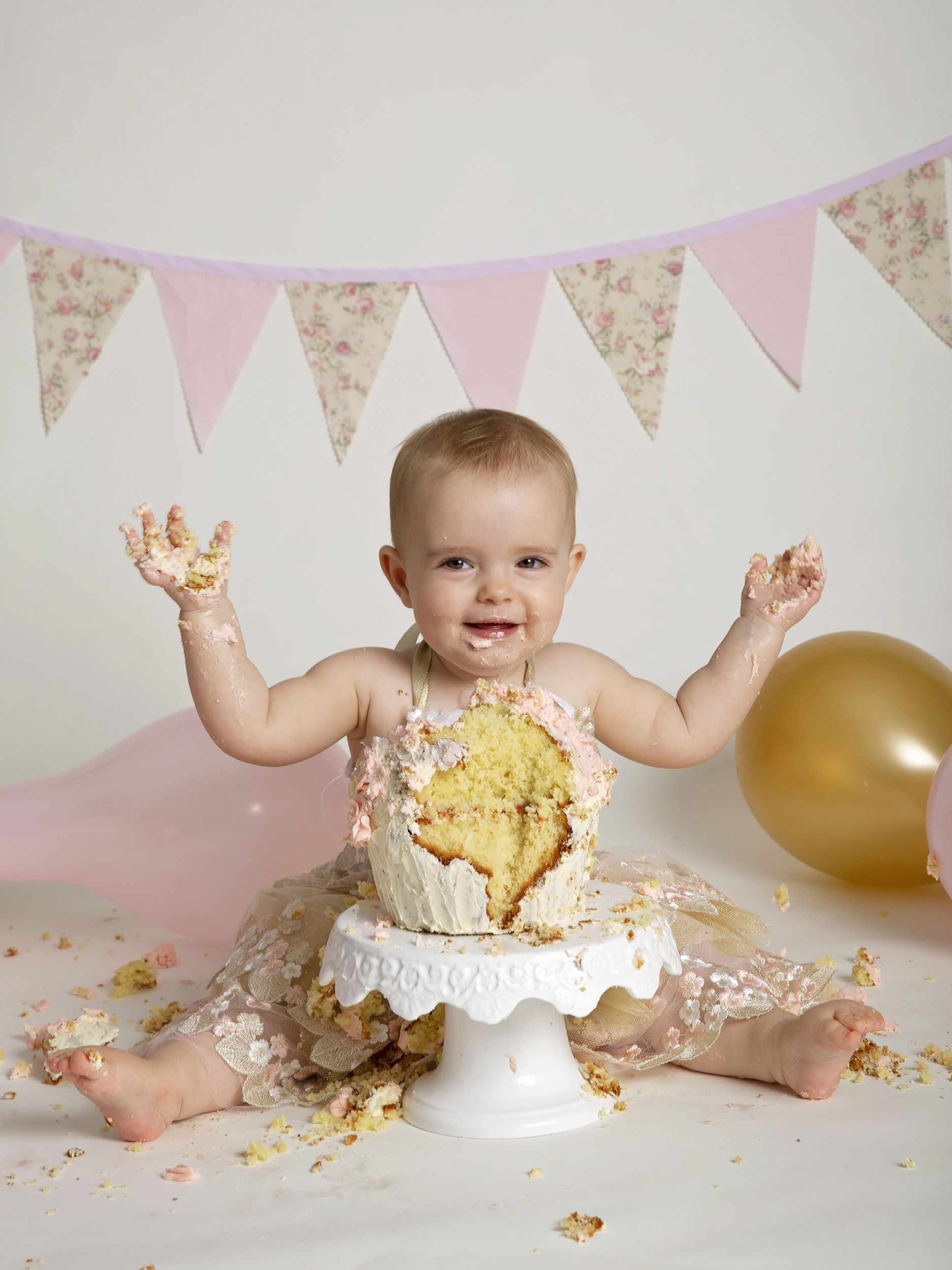 little girl cake smash by Winchester photographer